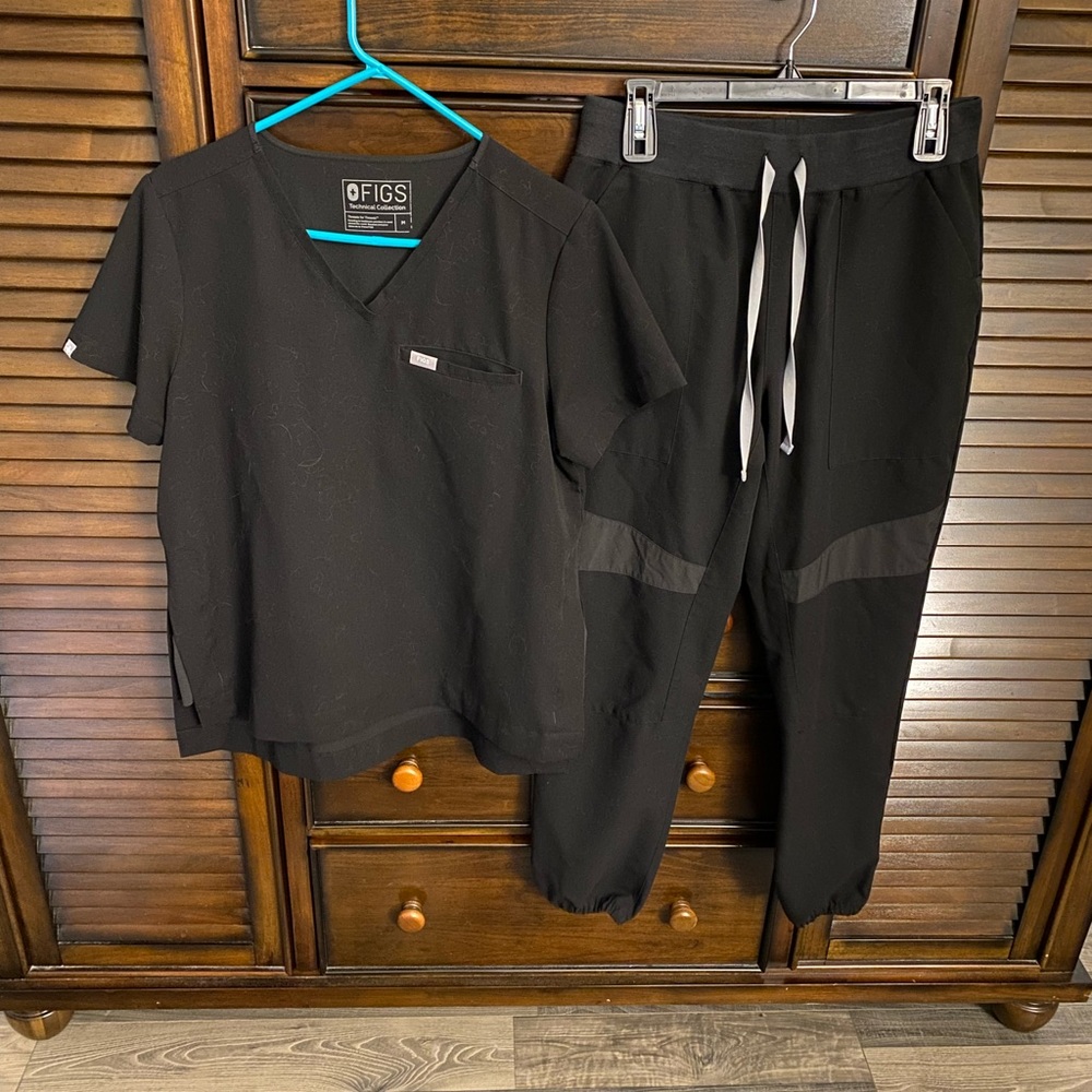 Figs black medium top and bottoms